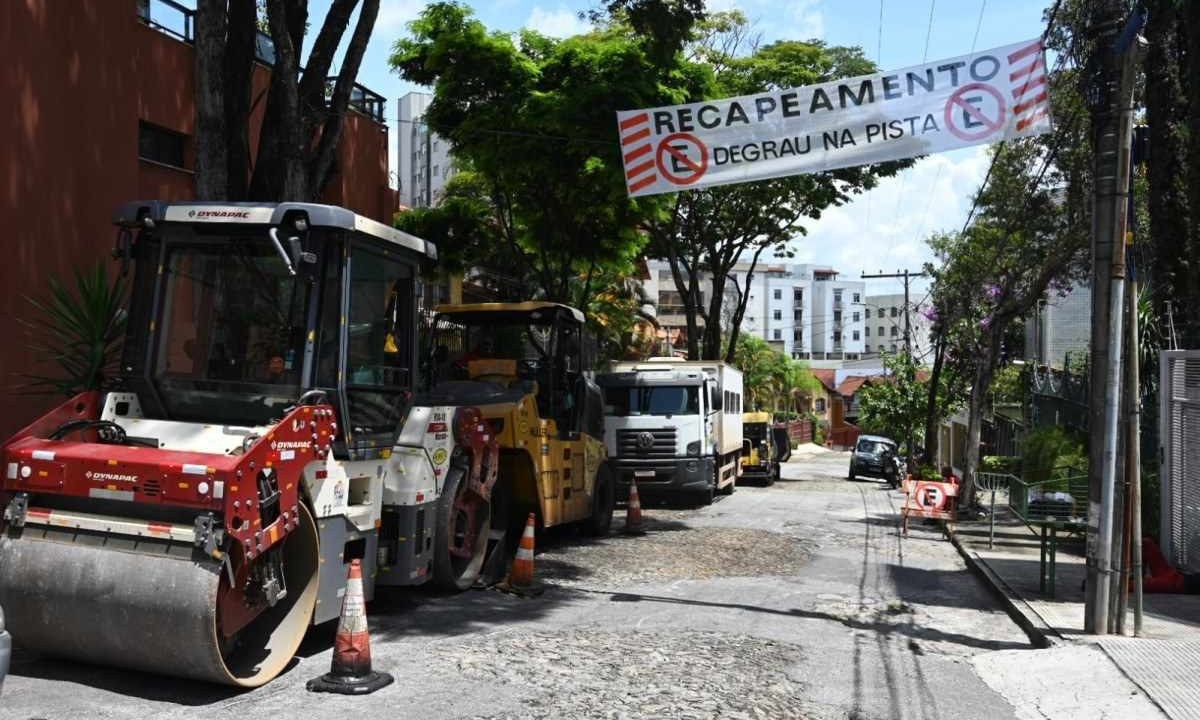 Faixa e caminhões na Rua Desembargador Alarico Barroso, no Bairro Ouro Preto, Região da Pampulha -  (crédito: Leandro Couri/EM/D.A Press)