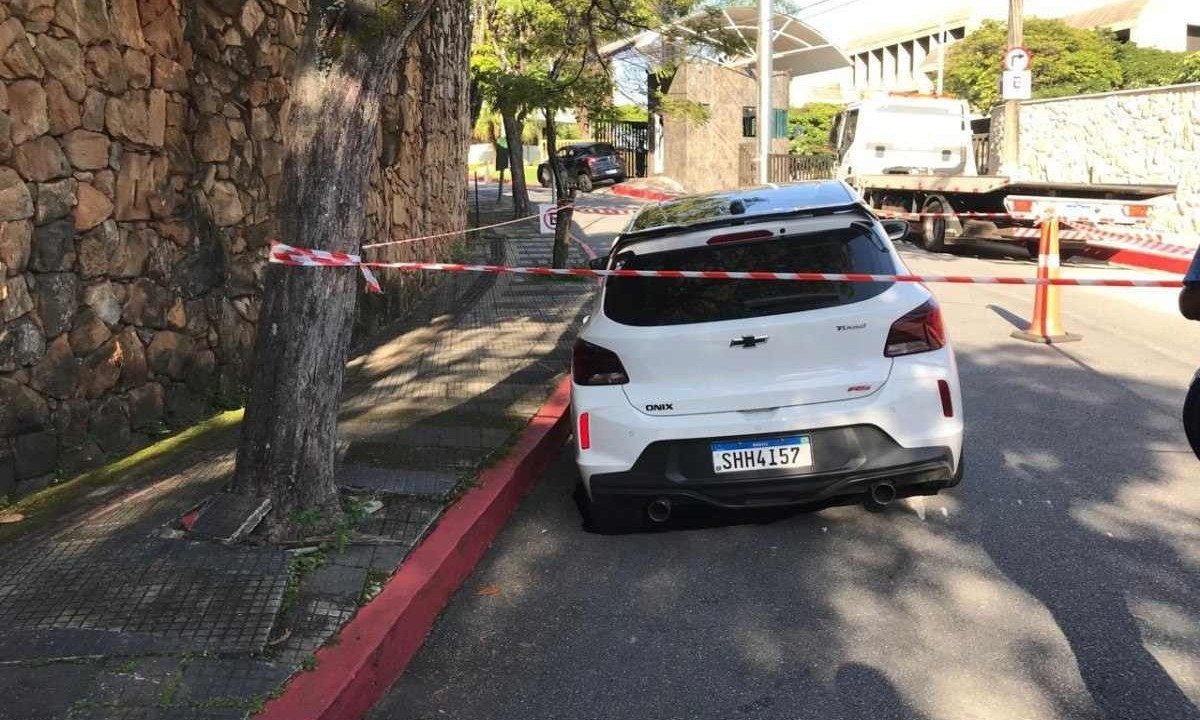 Um guincho foi acionado e está no local na manhã desta quarta-feira (13) para fazer a retirada do carro -  (crédito: Edesio Ferreira/EM/D.A Press)