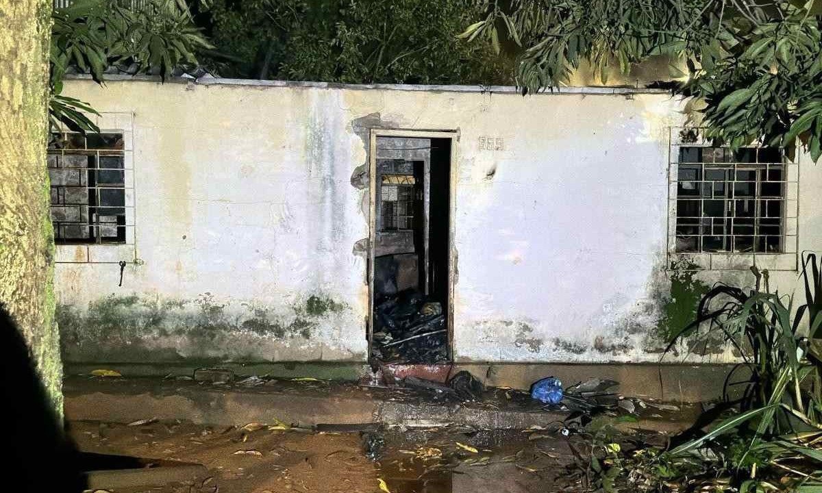 Casa foi incendiada -  (crédito: Divulgação/CBMMG)