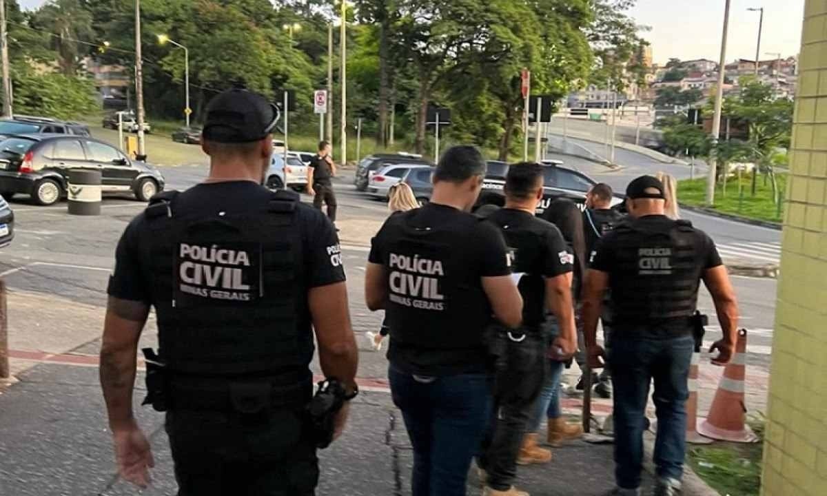 Policiais civis saíram cedo do DHPP para cumprir mandado de prisão -  (crédito: PCMG)