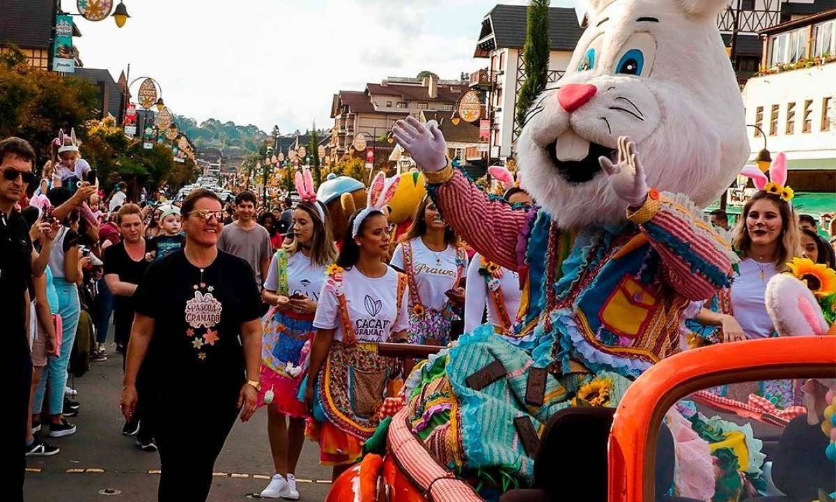 Coelho Pascoalino, mascote da Páscoa em Gramado, percorre a rua principal da cidade nas comemorações do Festival de Chocolate na cidade da Serra Gaúcha -  (crédito: CLEITON THIELE/SERRA PRESS)