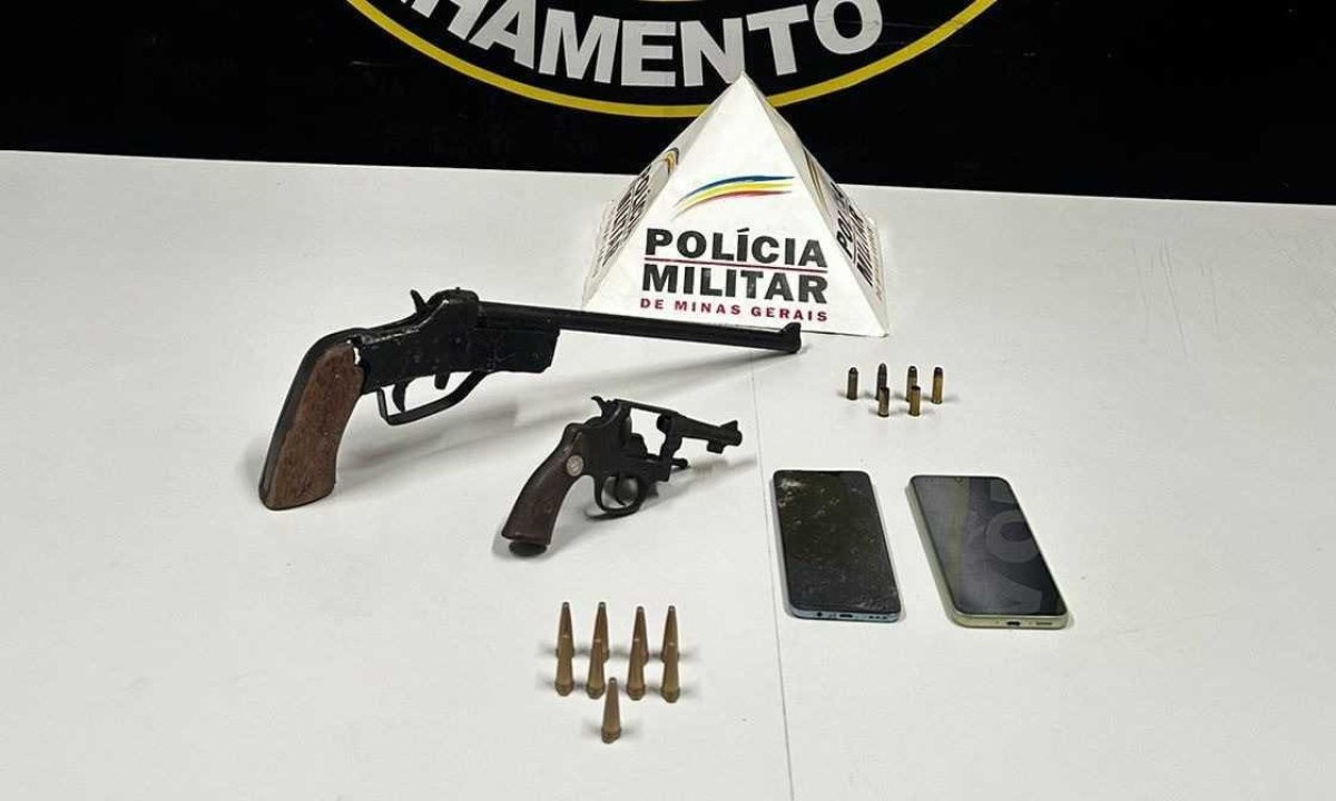 Polícia Militar apreendeu arma usada no crime e revólver de fabricação caseira -  (crédito: PMMG/Divulgação)