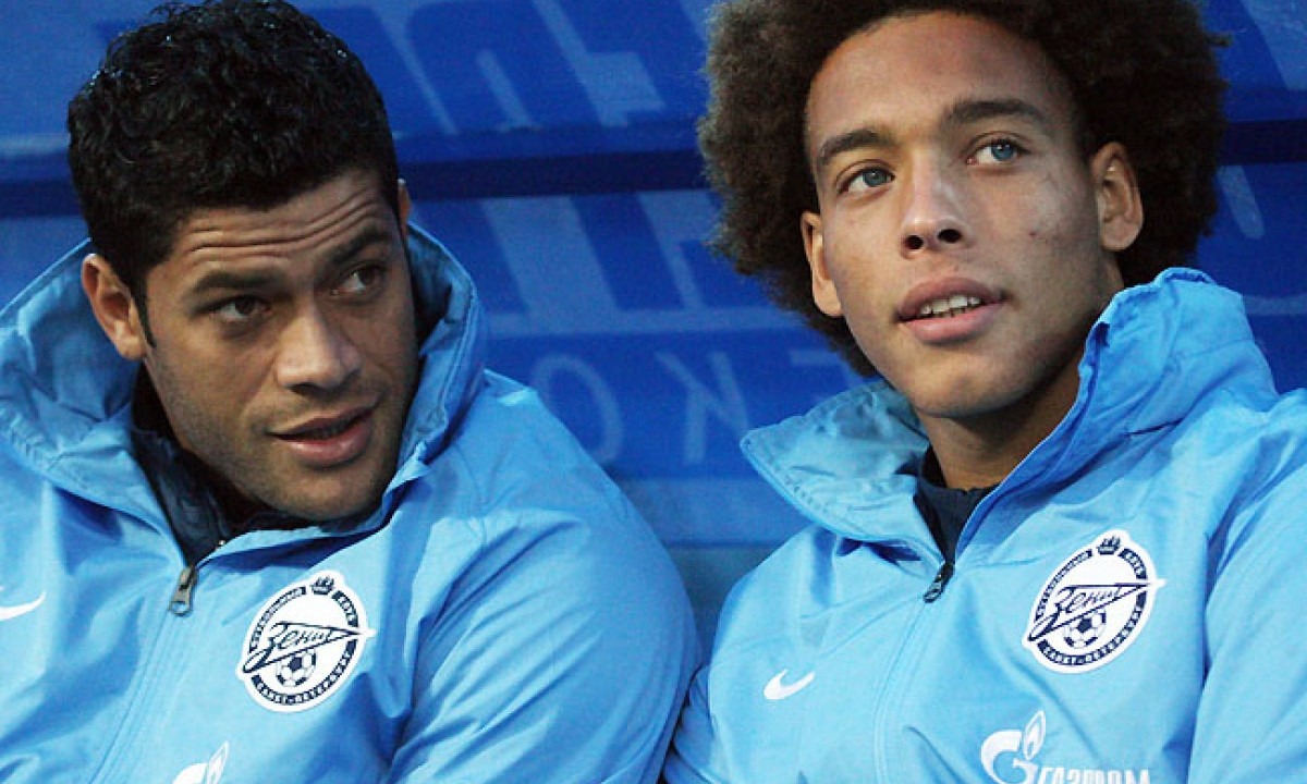  New Zenit St. Petersburg's striker (L) and midfielder Axel Witsel attend a Premier League soccer match Zenit against Terek Grozny in St. Petersburg, on September 14, 2012. Zenit St Petersburg has recently signed Hulk and Witsel. AFP PHOTO / OLGA MALTSEVA.
     -  (crédito:  AFP)