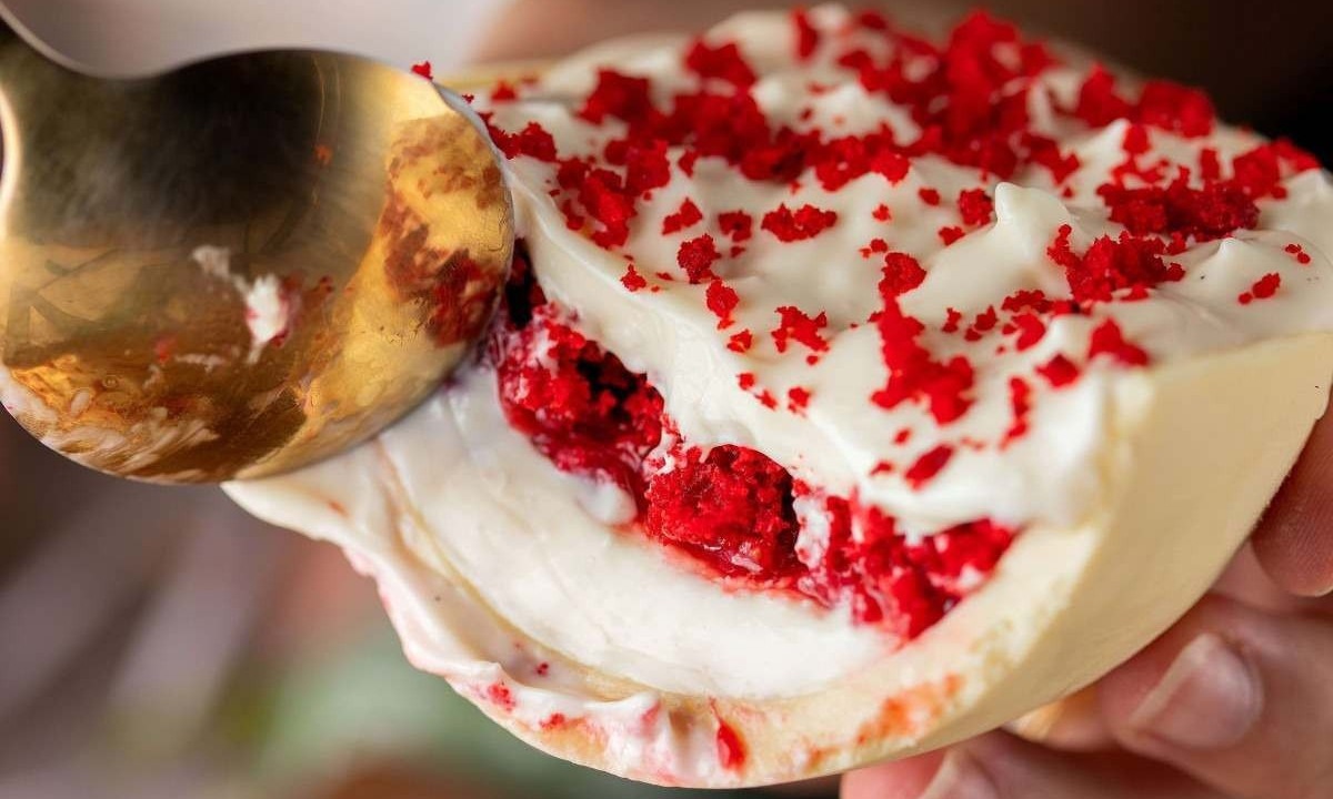 O bolo Red Velvet da Raro Doce ganha versão para a Páscoa com casca de chocolate branco, brigadeiro de cream cheese, geleia de morango e pedaços da massa vermelha -  (crédito: Jéssica Andrade/Divulgação)