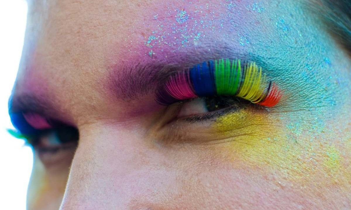 Pessoa com olhos pintados nas cores do arco-íris, representando a diversidade sexual -  (crédito: Julia Wolf )