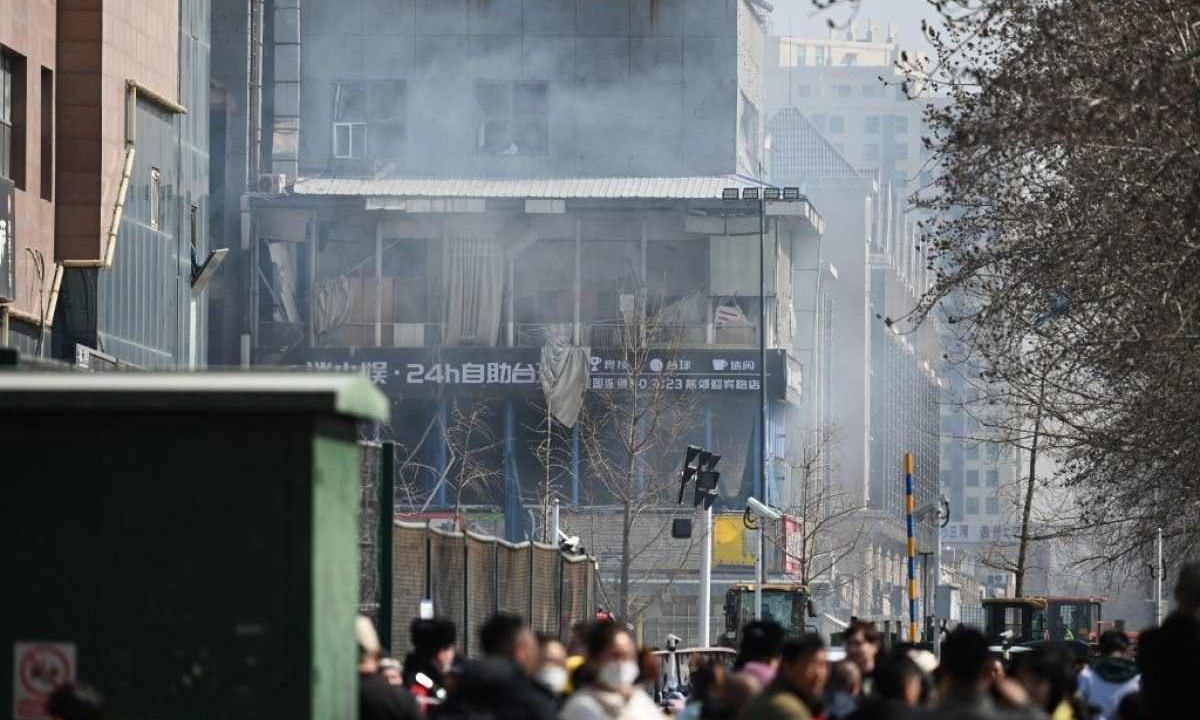 Pessoas aglomeradas perto de restaurante onde houve explosão que matou uma pessoa -  (crédito: GREG BAKER / AFP)