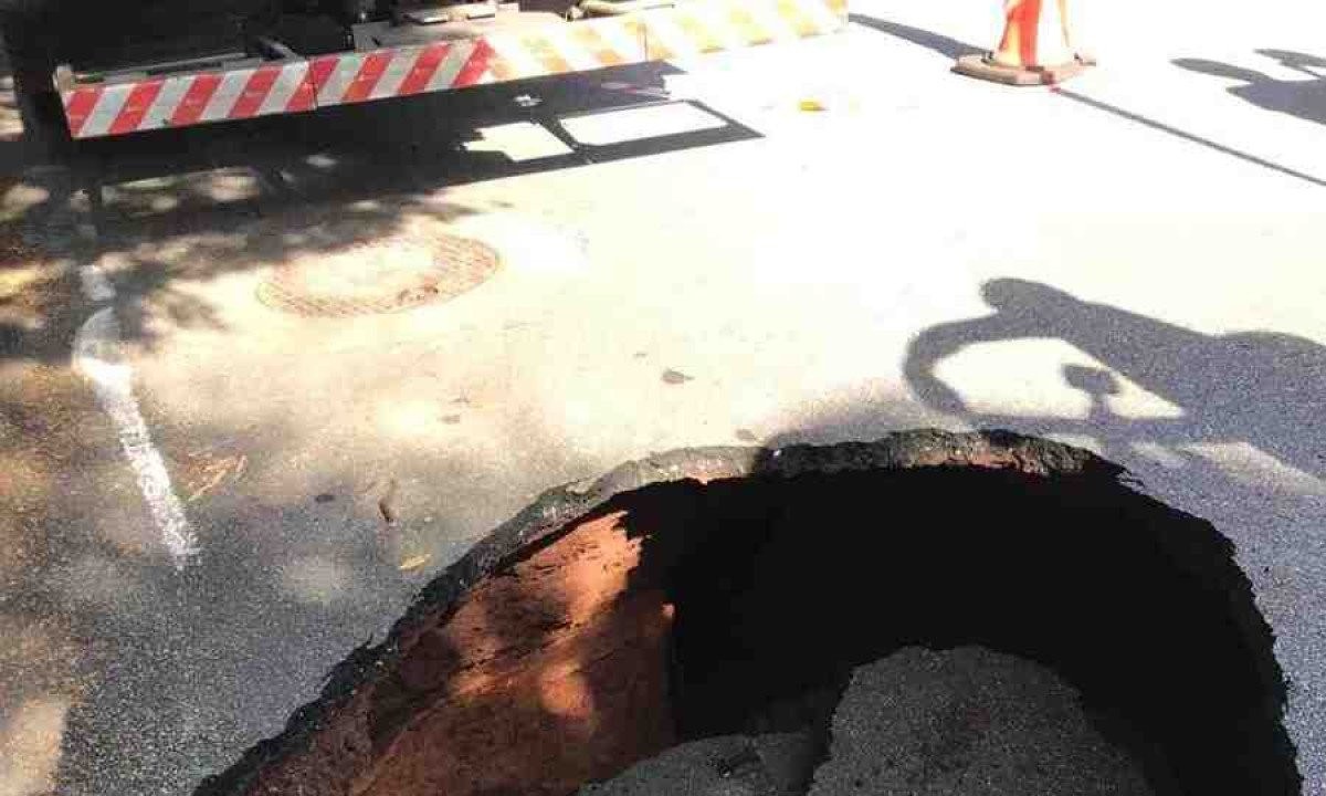 Carro foi retirado na manhã desta quarta-feira (13/3) por guincho -  (crédito: Edesio Ferreira/EM/D.A Press)