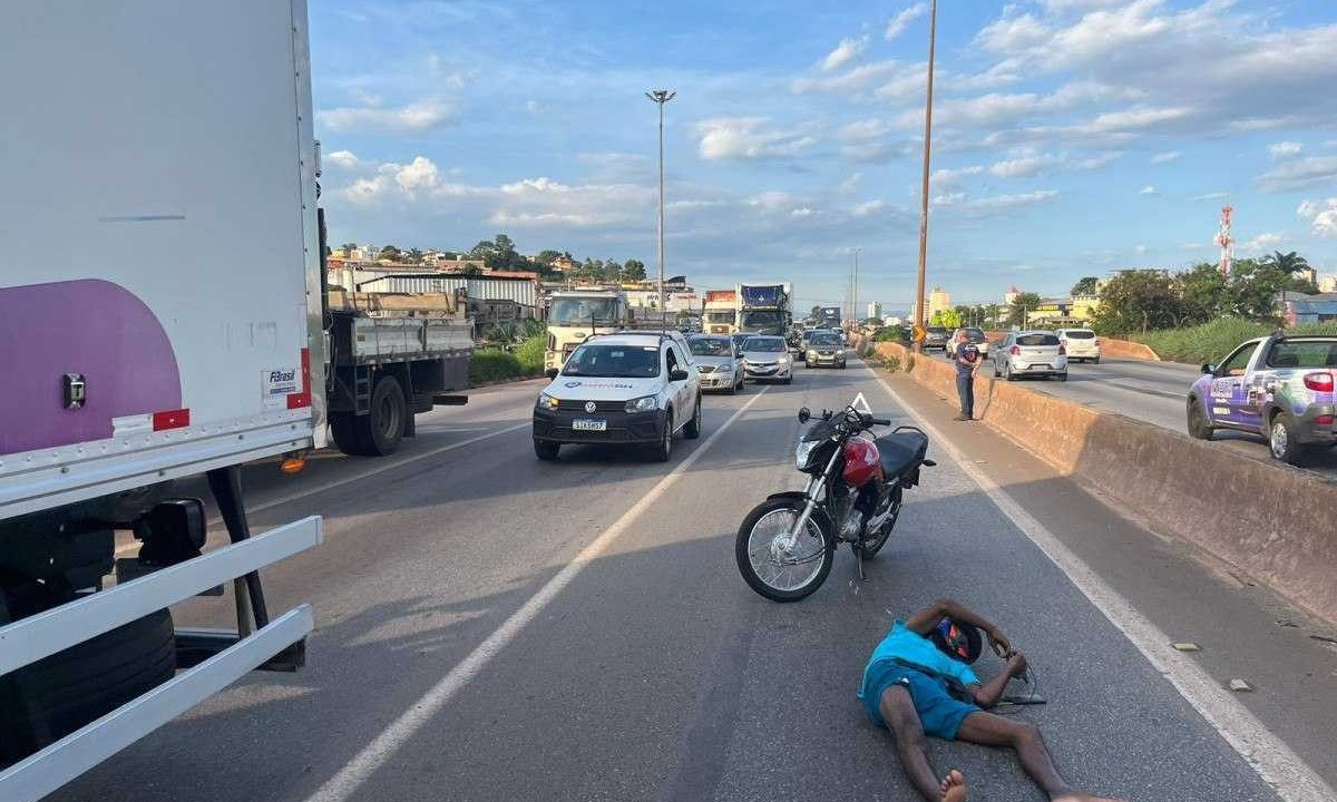 Motoqueiro teve chinelos roubado enquanto esperava atendimento médico -  (crédito: Wellington Barbosa/EM/D.A. Press)