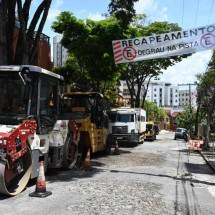 Asfaltamento de rua em BH causa reclamação entre moradores  - Leandro Couri/EM/D.A Press