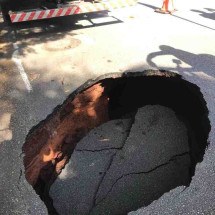 Saiba o que causou o buraco em rua no Bairro Mangabeiras, em BH - Edesio Ferreira/EM/D.A Press
