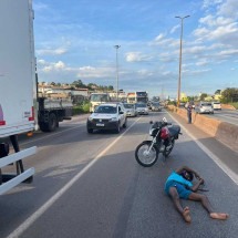 Motoqueiro bate em carro, tem chinelo roubado e acidente trava trânsito no Anel  - Wellington Barbosa/EM/D.A. Press