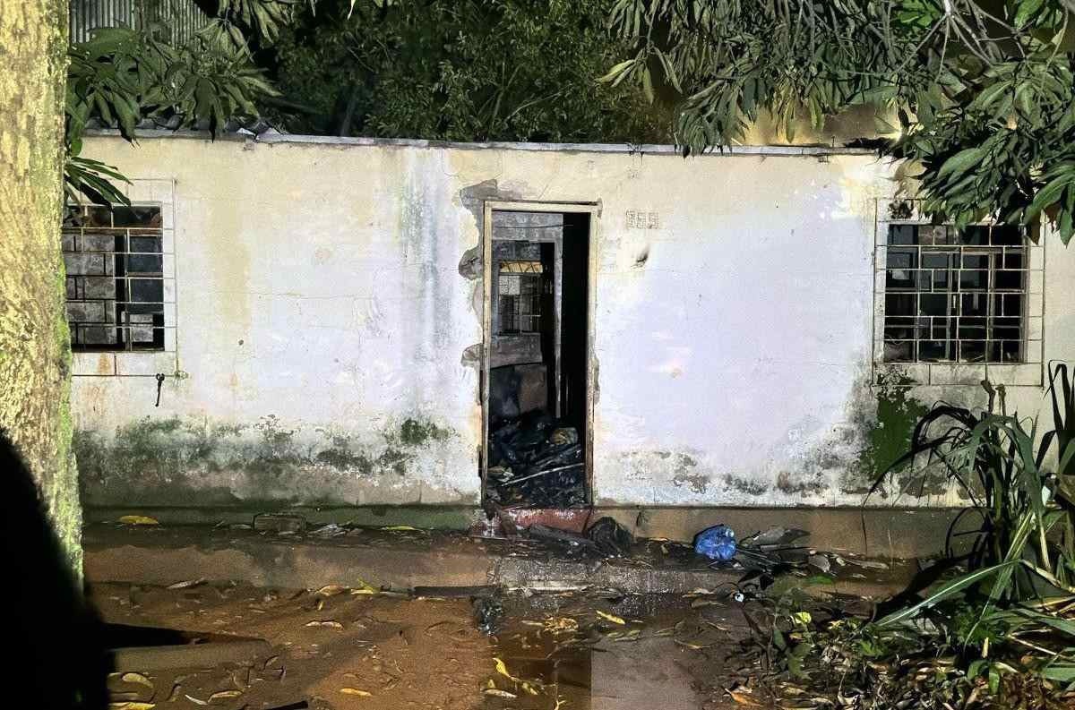 Homem queima casa da própria mãe em Minas e faz ameaça