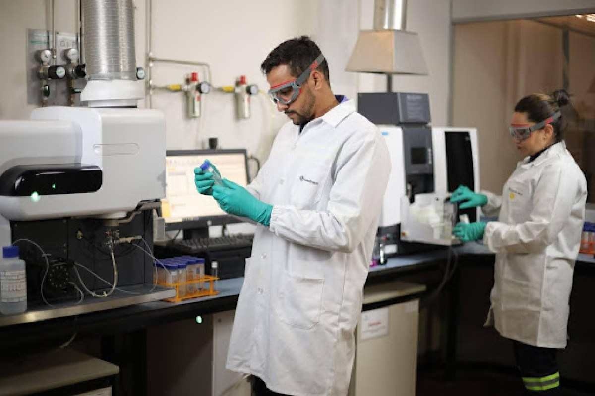 Cientistas trabalhando em laboratório