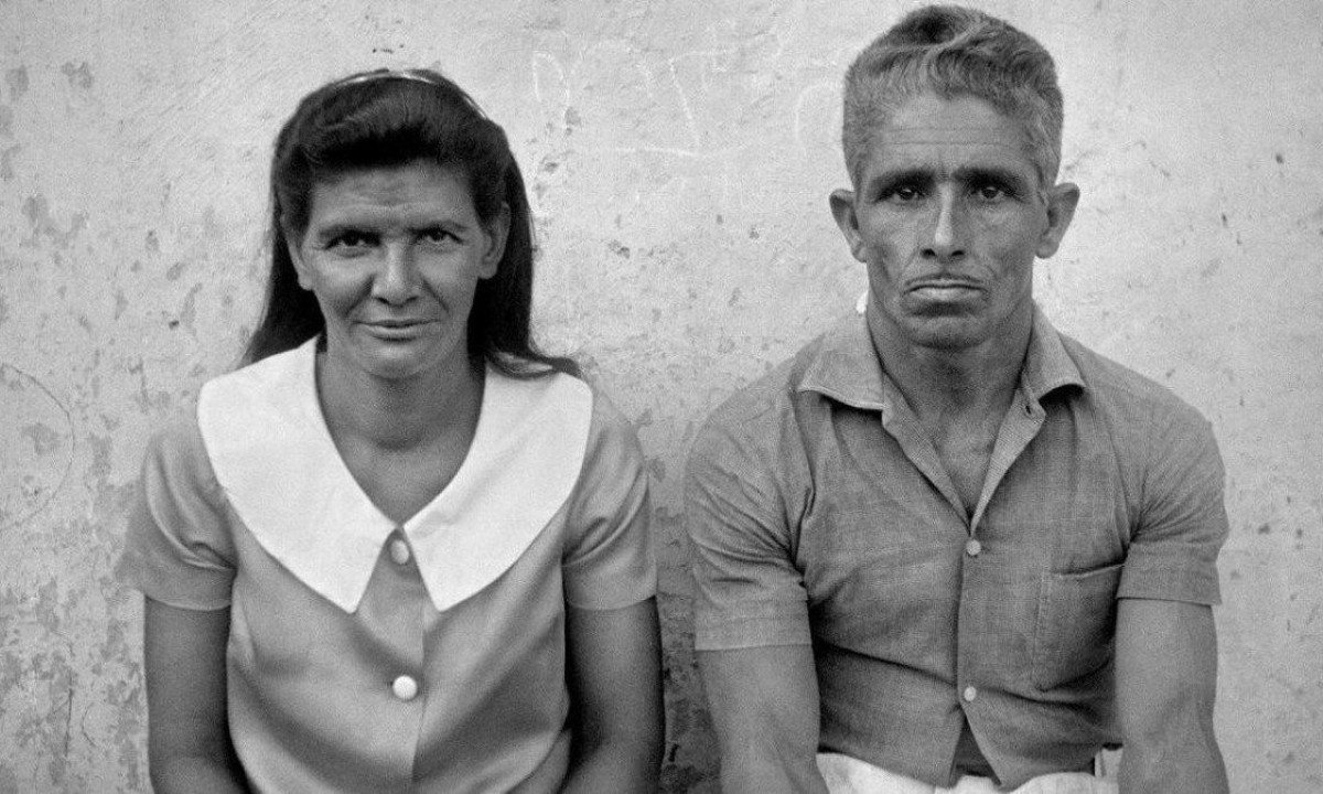 Dona Inês e Seu Mundinho, pais de João Mendes, posam para ele numa tarde de 1967 -  (crédito: João Mendes)