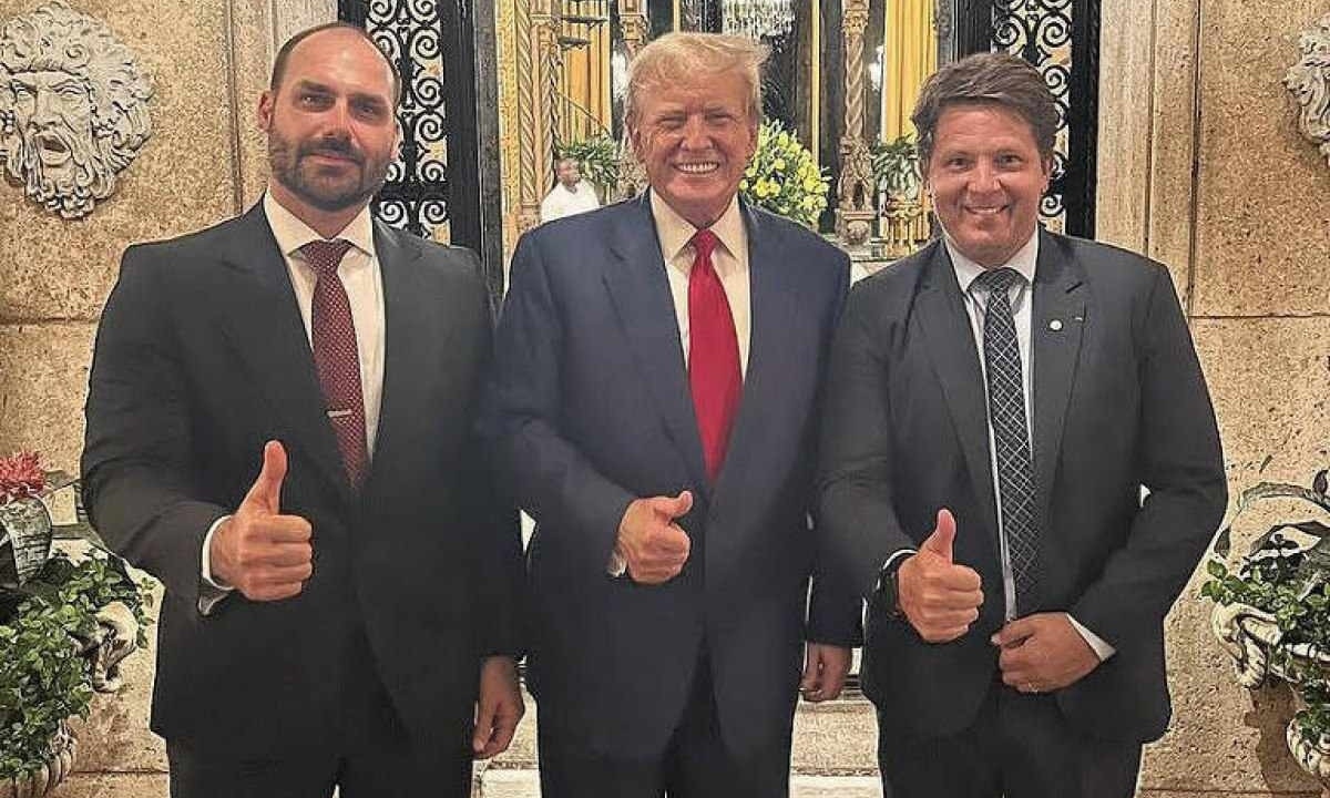 Eduardo Bolsonaro, Donald Trump e Mario Frias jantaram juntos -  (crédito: Instagram/Reprodução)
