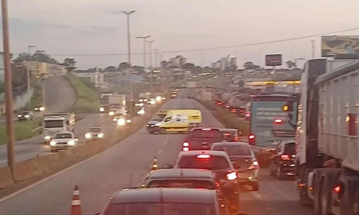 Trânsito foi desviado para o acostamento do Anel Rodoviário -  (crédito: Redes Sociais)