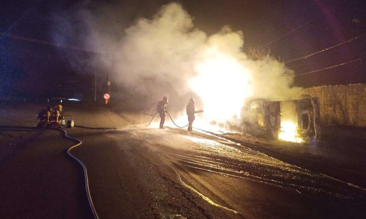 Corpo de Bombeiros foi acionado às 2h25 para controlar incêndio em caminhão-tanque no Anel Rodoviário -  (crédito: CBMMG)