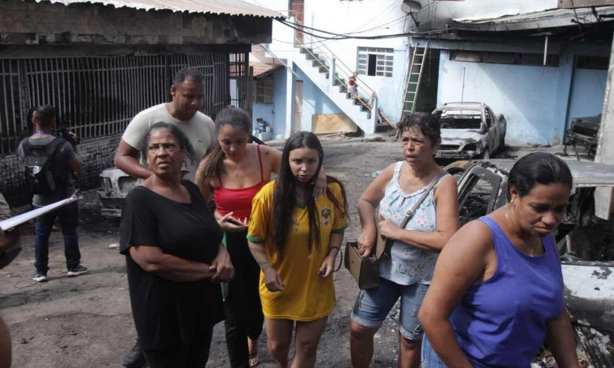 Mãe de uma criança autista, Vitória Ferreira (de amarelo), de 33 anos, quebrou janela aos socos para salvar a família de incêndio após caminhão-tanque tombar às margens do Anel Rodoviário, em BH -  (crédito: Edesio Ferreira/EM/D.A.Press)