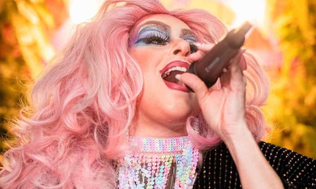Gabriela Dominguez, a drag queen Bella la Pierre, é atração deste sábado (16/3) com seu pocket show -  (crédito: Dilson Ferreira/divulgação)