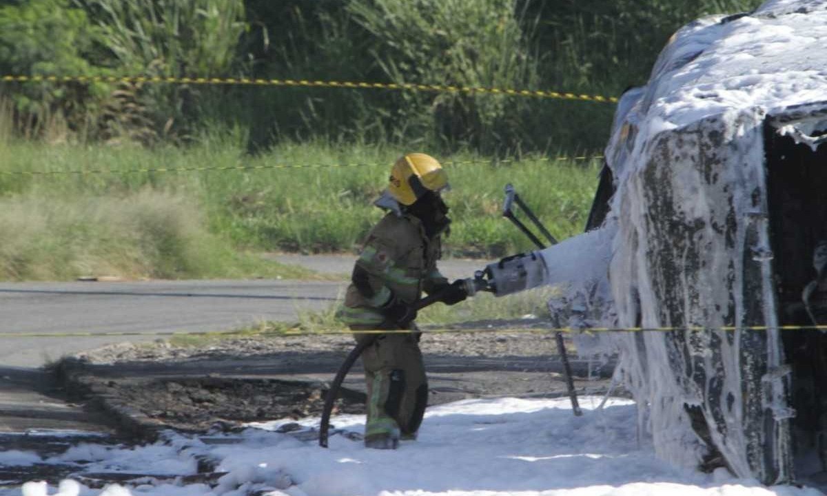 Corpo de Bombeiros segue no local onde caminh&atilde;o-tanque pegou fogo no Anel Rodovi&aacute;rio -  (crédito: Edesio Ferreira/EM/D.A Press)