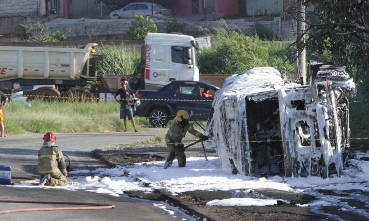 Corpo de Bombeiros segue no local onde caminhão-tanque pegou fogo no Anel Rodoviário -  (crédito: Edesio Ferreira/EM/D.A Press)