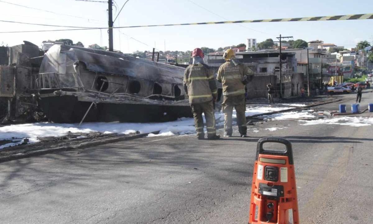 Incêndio em caminhão-tanque atingiu casas, carros e a rede elétrica -  (crédito: Edesio Ferreira/EM/D.A Press)