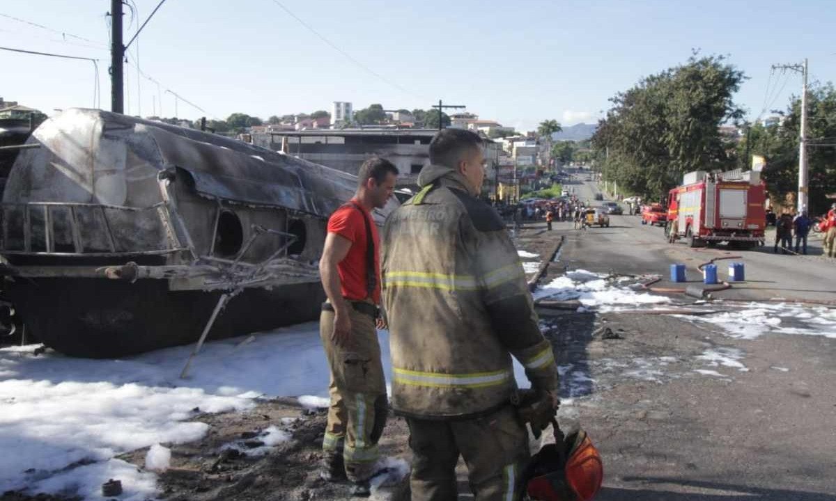 Incêndio em caminhão-tanque atingiu casas, carros e a rede elétrica -  (crédito: Edesio Ferreira/EM/D.A Press)