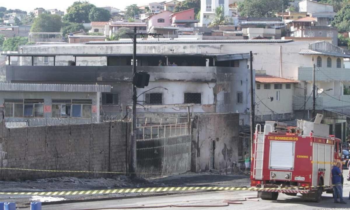 Incêndio em caminhão-tanque atingiu casas, carros e a rede elétrica -  (crédito: Edesio Ferreira/EM/D.A Press)
