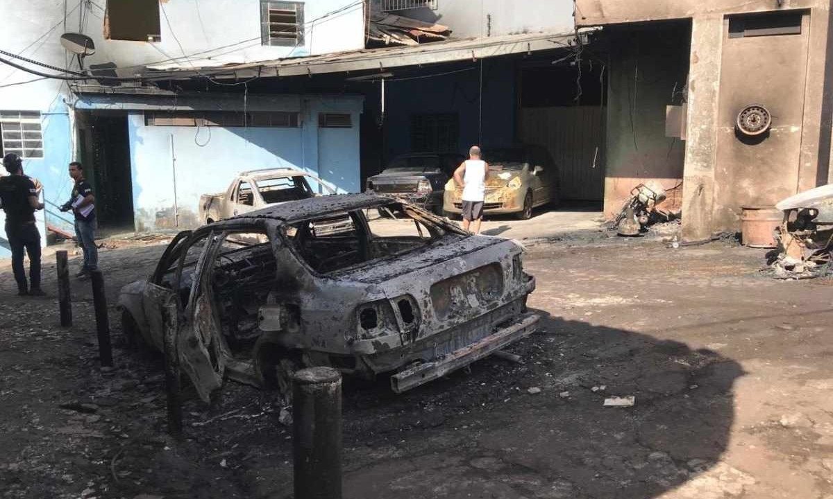 Incêndio em caminhão-tanque atingiu casas, carros e a rede elétrica -  (crédito: Edesio Ferreira/EM/D.A Press)