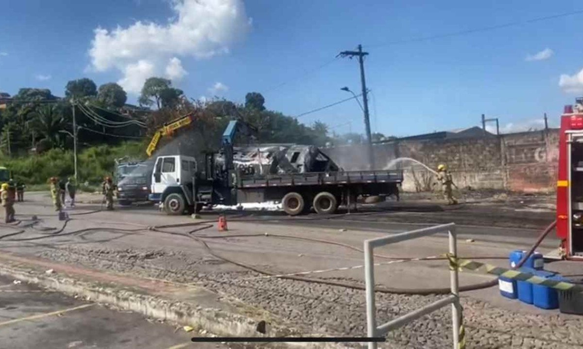 Os bombeiros precisaram resfriar os restos do caminhão-tanque que tombou e causou um incêndio antes da remoção. -  (crédito: Pedro Faria / EM / D.A PRESS)
