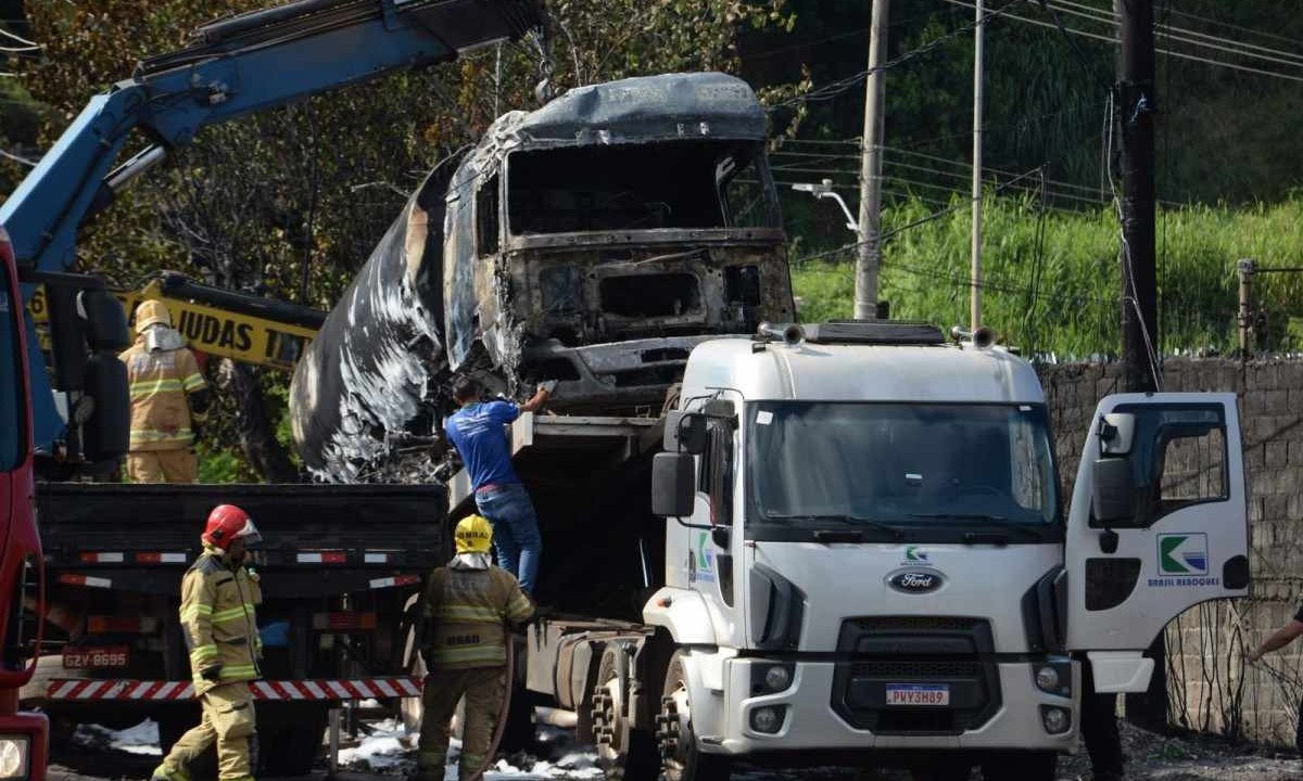 Segundo o Corpo de Bombeiros, o tanque do veículo foi danificado pelo impacto da queda e a carga de combustível vazou, escorrendo com grande volume pela via pública -  (crédito: Túlio Santos/EM/D.A Press )
