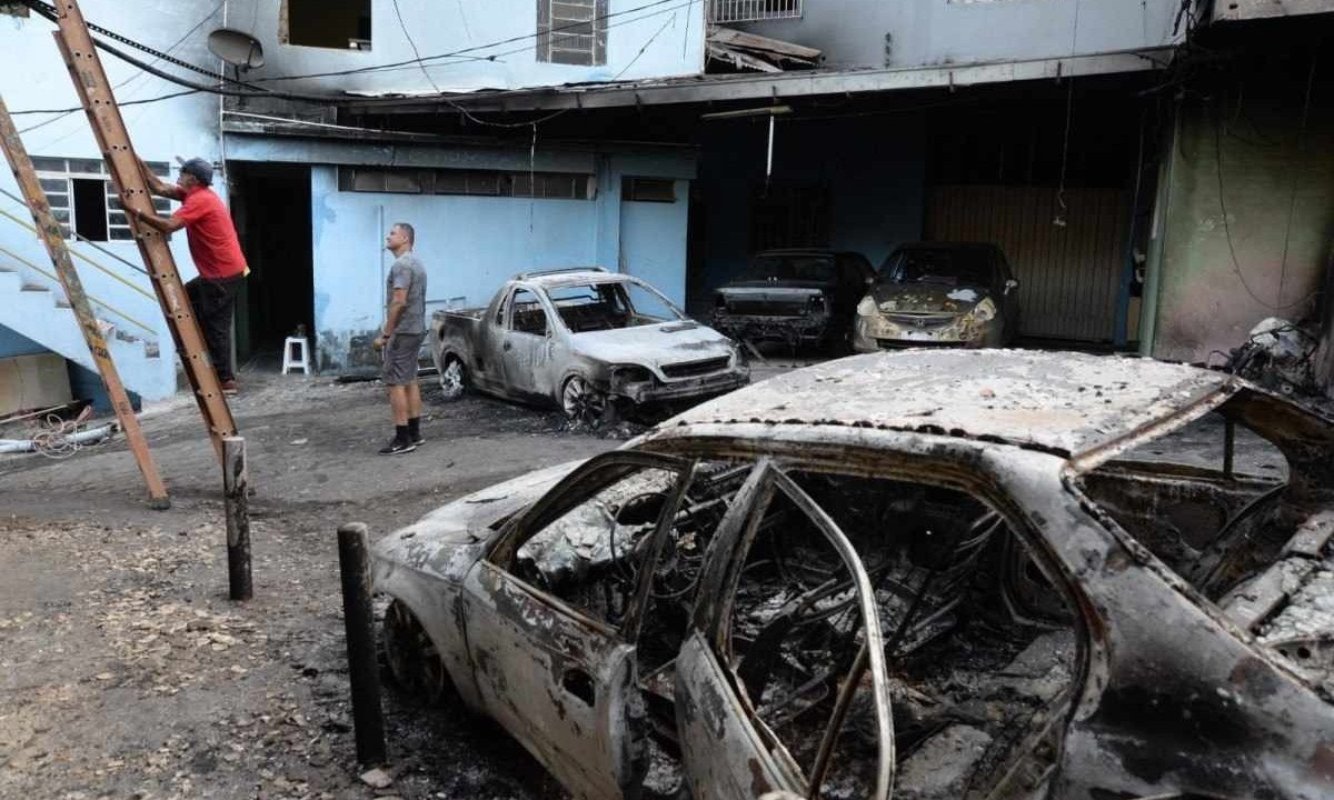 No segundo andar, à esquerda, está a janela de onde moradora pulou para se salvar -  (crédito: Túlio Santos/EM/D.A Press)