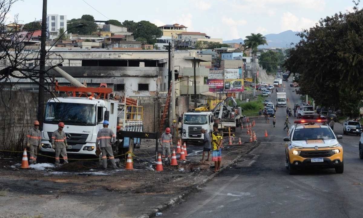 Ao todo, o caminhão carregava 23 mil litros de combustível, sendo 3 mil de diesel, 10 mil de gasolina e 10 mil de álcool. Casas ao redor foram incendiadas. -  (crédito: Túlio Santos/EM/D.A.Press)