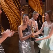 Michelle Yeoh esclarece ‘confusão’ com Emma Stone no Oscar - reprodução 