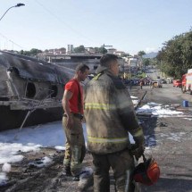 Confira vídeos do caminhão-tanque que pegou fogo no Anel, em BH - Edesio Ferreira/EM/D.A Press