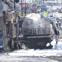 Caminhão-tanque que pegou fogo em BH tinha mais de 20 mil litros de combustível - Edesio Ferreira/EM/D.A Press