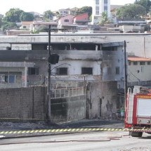 Fogo causado pelo tombamento de caminhão-tanque em BH percorreu três quarteirões - Edesio Ferreira/EM/D.A Press