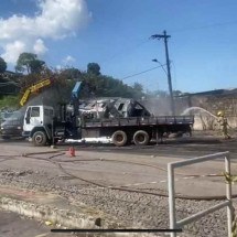 Anel Rodoviário de BH: caminhão-tanque que tombou e pegou fogo é retirado - Pedro Faria / EM / D.A PRESS