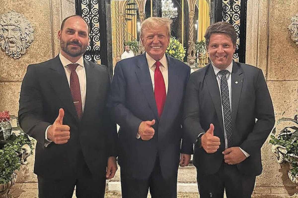 Trump recebe Eduardo Bolsonaro e Mario Frias nos EUA