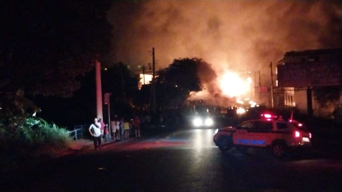Caminhão pega fogo, incendeia casas e motorista morre em BH; veja