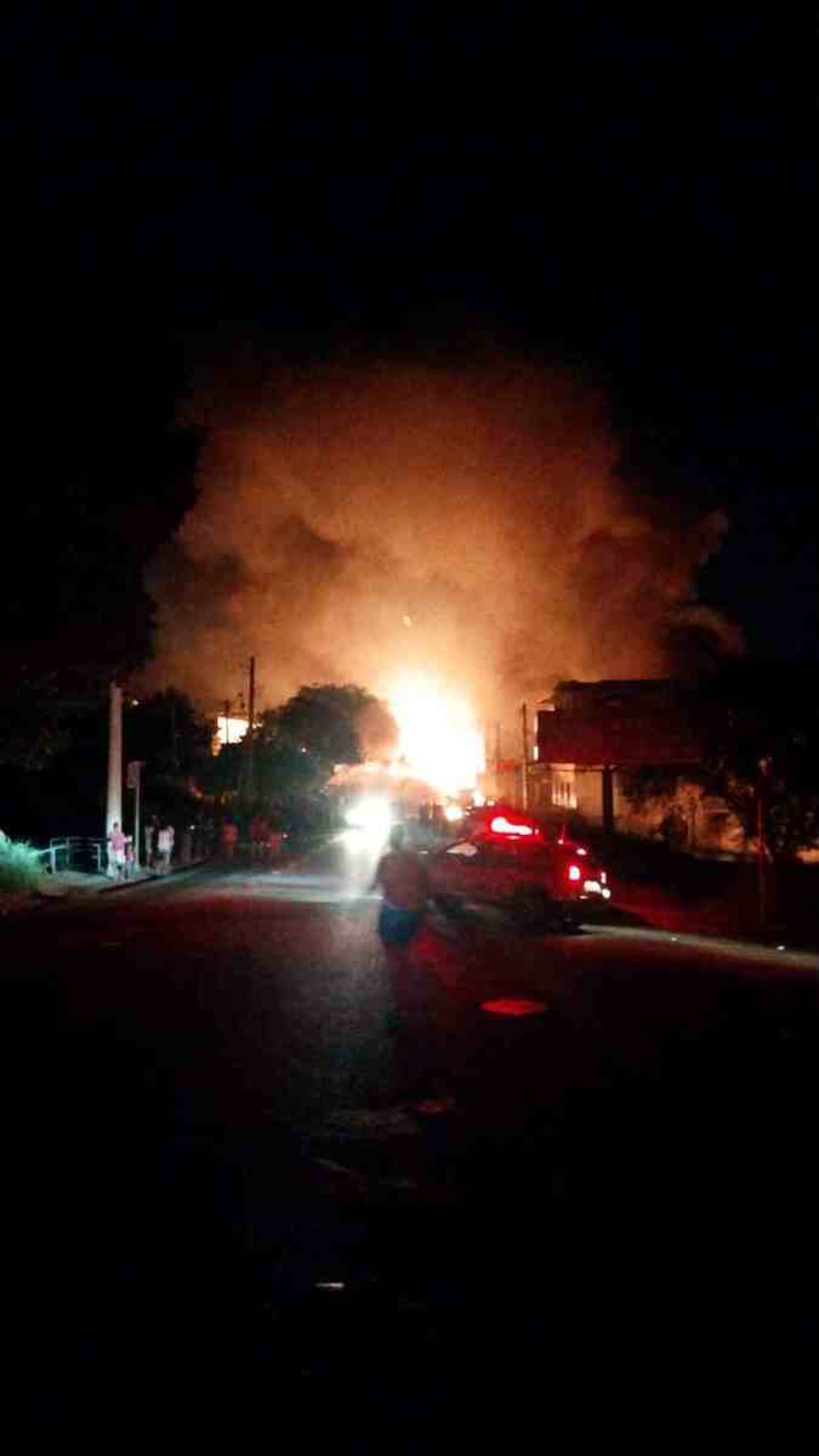 Casas e prédio foram atingidos por fogo de caminhão, que se espalhou rapidamente