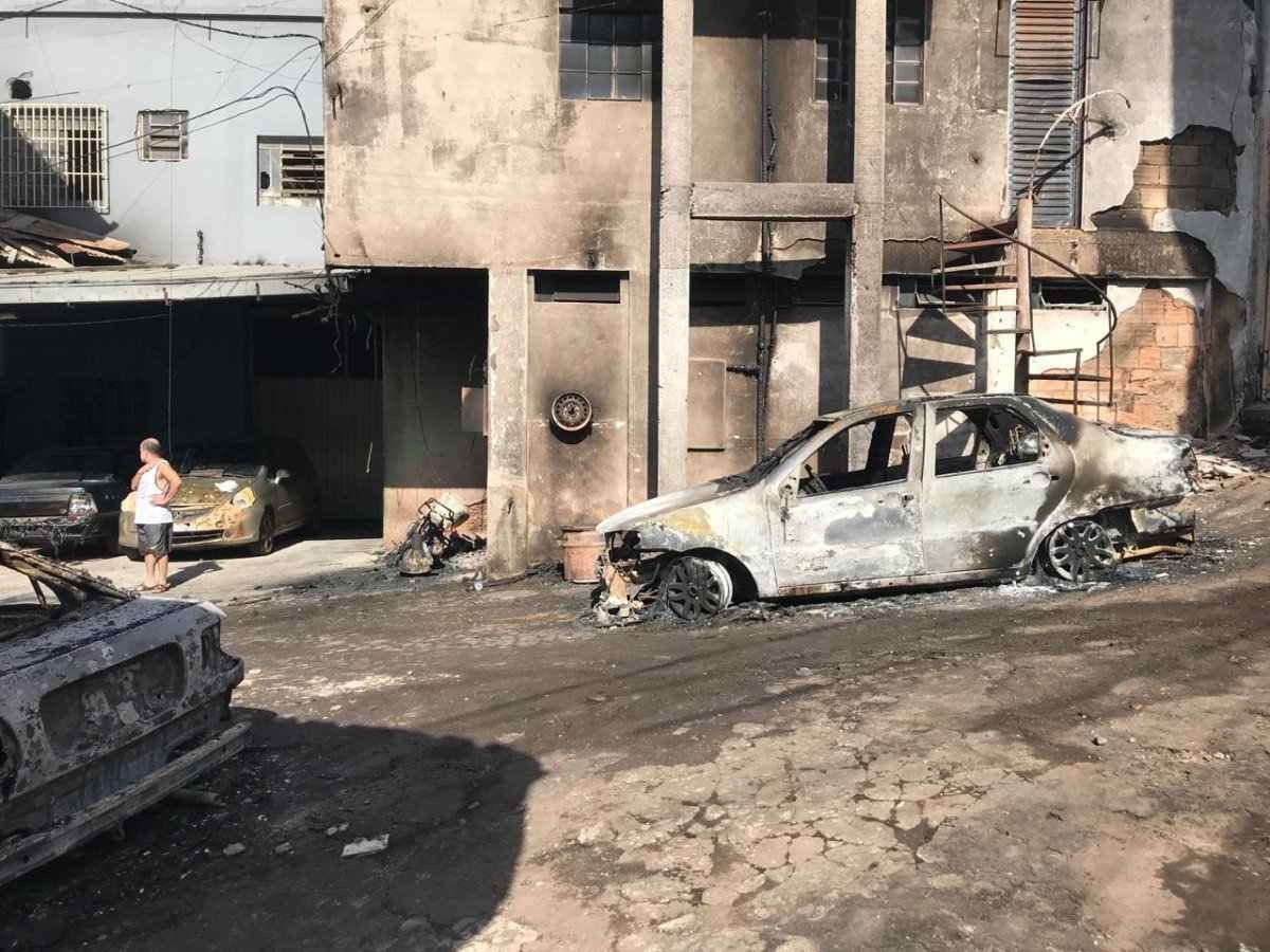 Incêndio em caminhão-tanque atingiu casas, carros e a rede elétrica