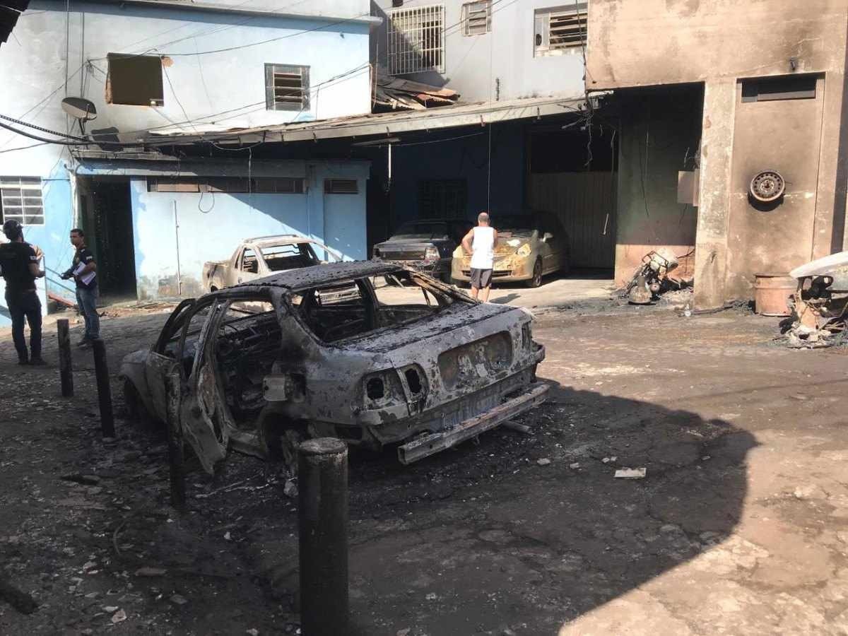 Incêndio em caminhão-tanque atingiu casas, carros e a rede elétrica