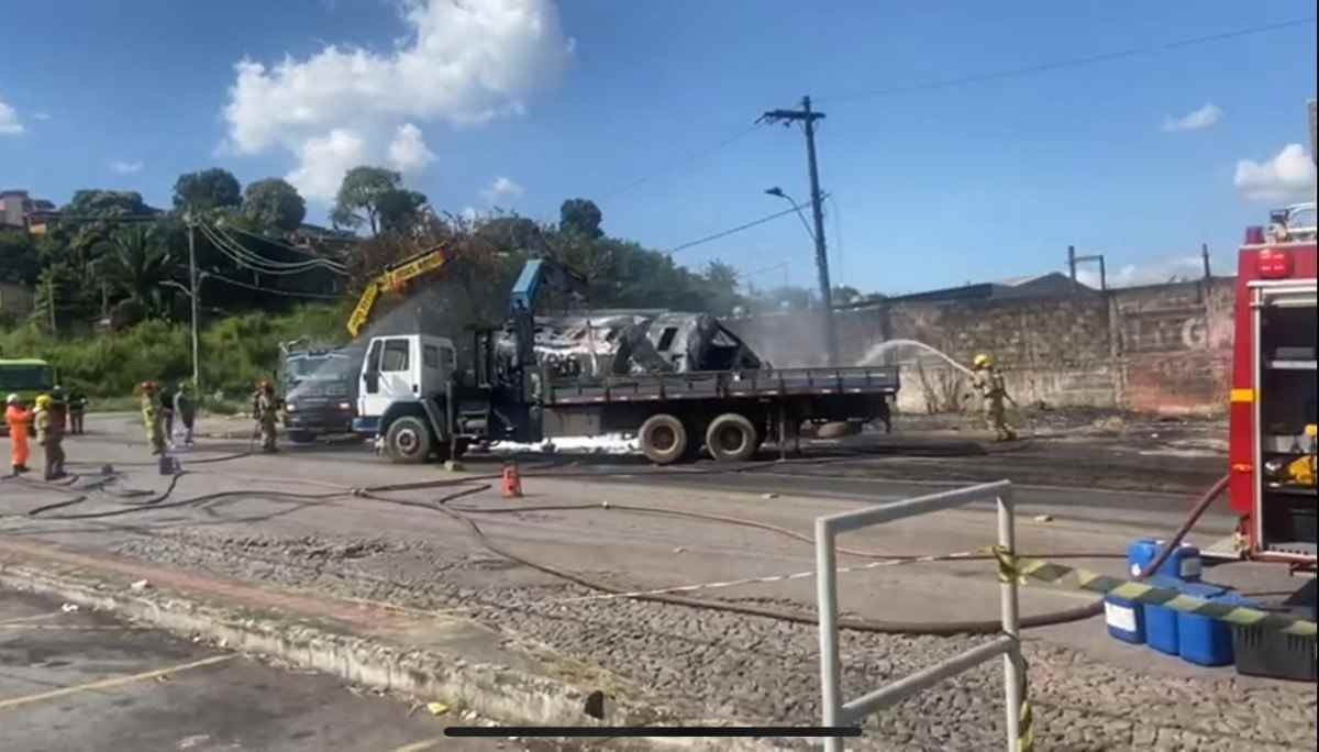 Anel Rodoviário de BH: caminhão-tanque que tombou e pegou fogo é retirado
