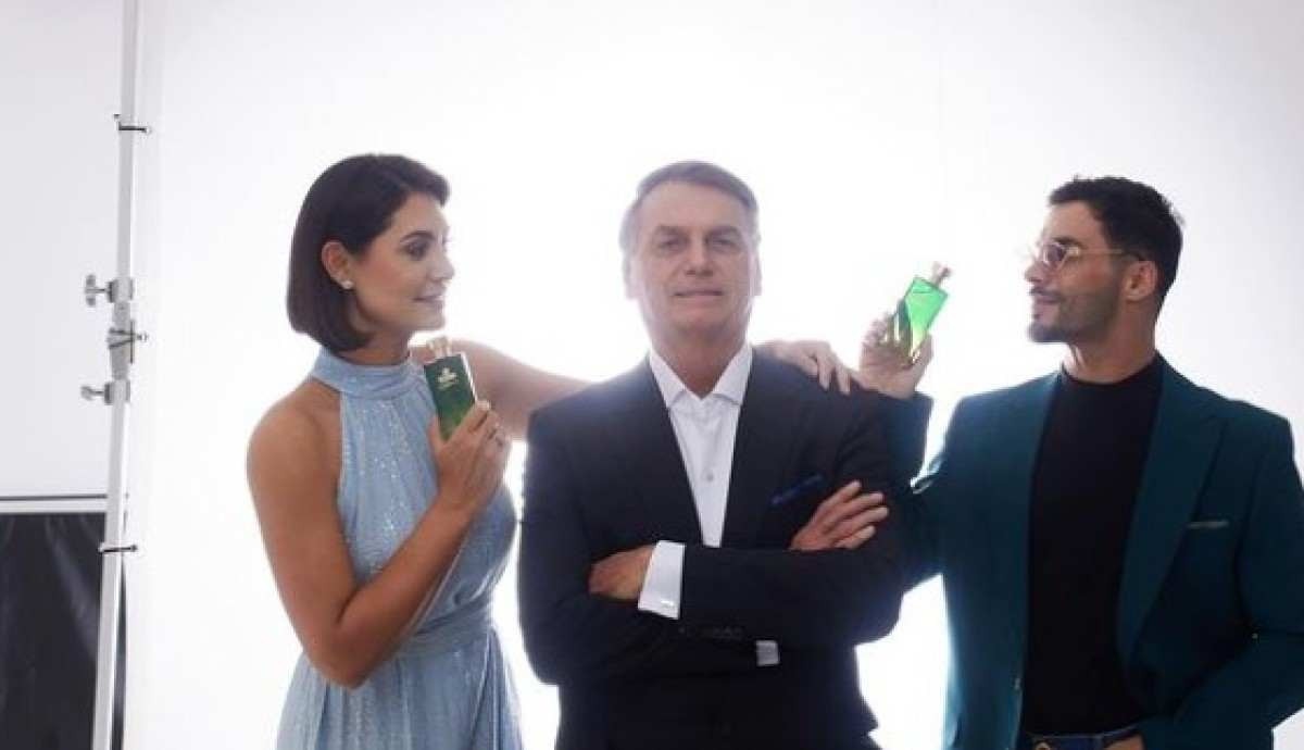 Perfume do Bolsonaro: ex-presidente e Michelle fazem fotos para divulgar produto