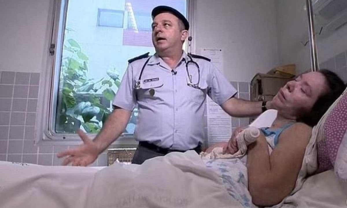 O coronel aposentado Jorge Potratz, junto com a equipe médica do hospital, foi quem cuidou da paciente nesses anos e a nomeou como Clarinha -  (crédito: Reprodução/TV Gazeta)