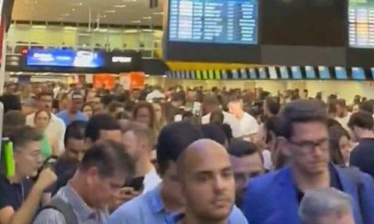 Terminal em São Paulo ficou com escadas rolantes e ar condicionado desligados nesta sexta (15/3) -  (crédito: Reprodução/X/@Mariacrvett)