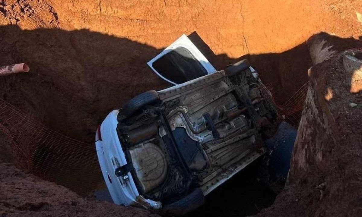 Carro caiu em uma construção de rede de esgoto -  (crédito: Divulgação/CBMG)