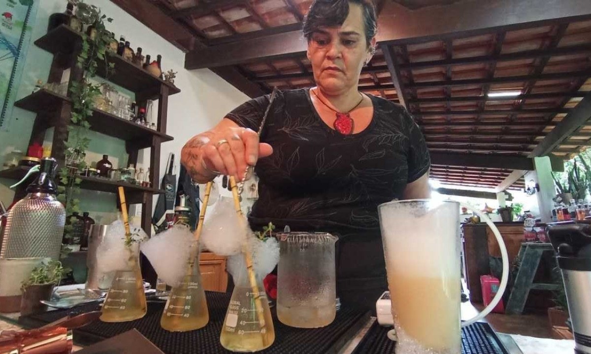 Entre tubos de ensaio e pipetas, drinks com cachaça são preparados em forma de espuma, que confundem e realçam o paladar -  (crédito: Carlos Altman/EM)