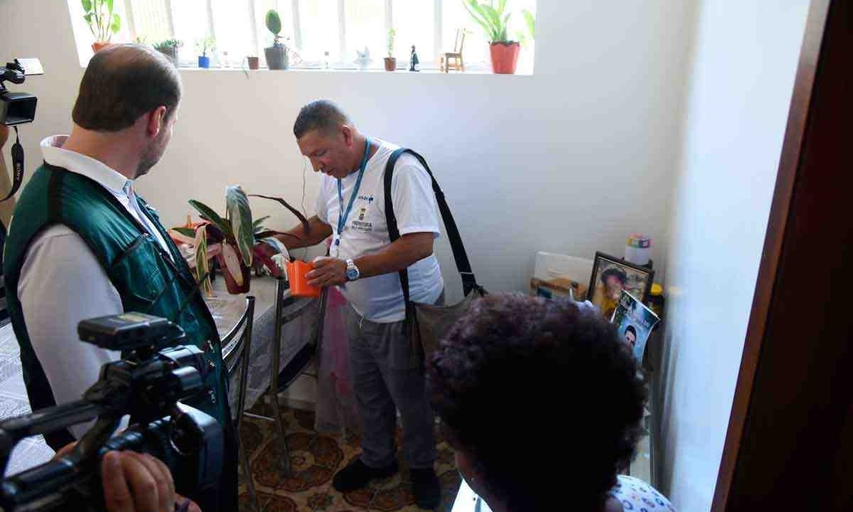 Agentes de saúde vistoriam residência em busca de focos do Aedes aegypti: combate ao mosquito é essencial em tempos de epidemia de dengue e alto número de casos de chikungunya -  (crédito: Gladyston Rodrigues/EM/D.A Press – 23/2/24)